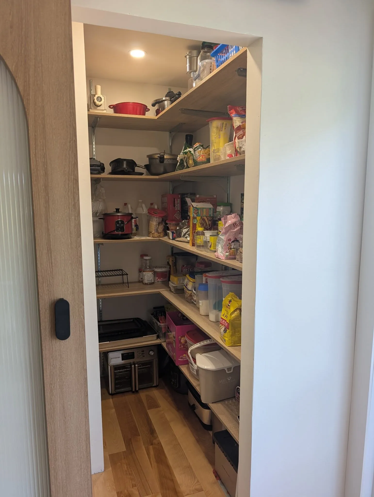 Garde-manger walk-in avec tablettes en bois et porte coulissante