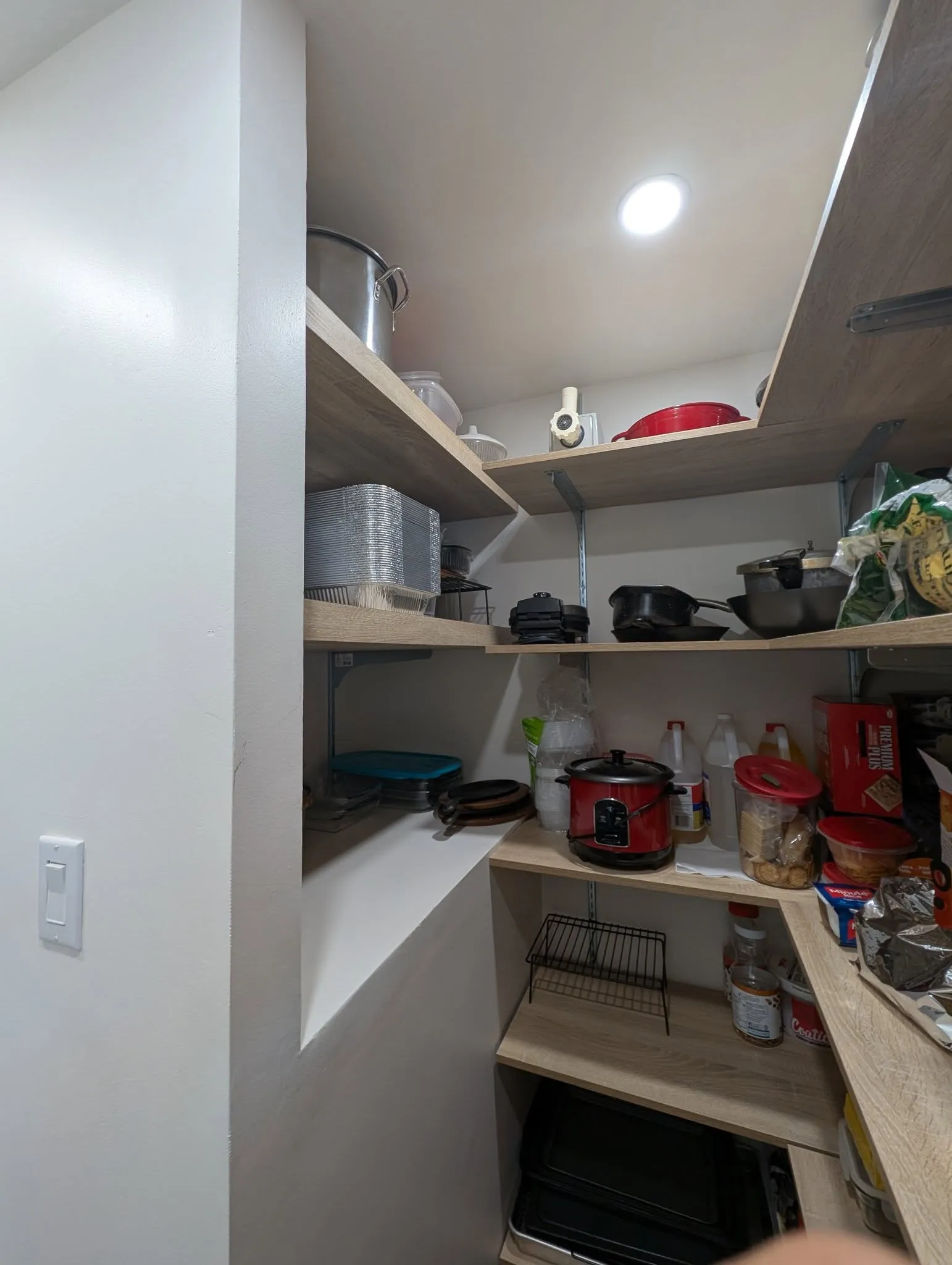 Garde-manger en coin avec tablettes ouvertes en bois