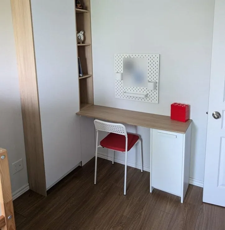 Bureau intégré dans une niche avec tablette en bois et chaise rouge