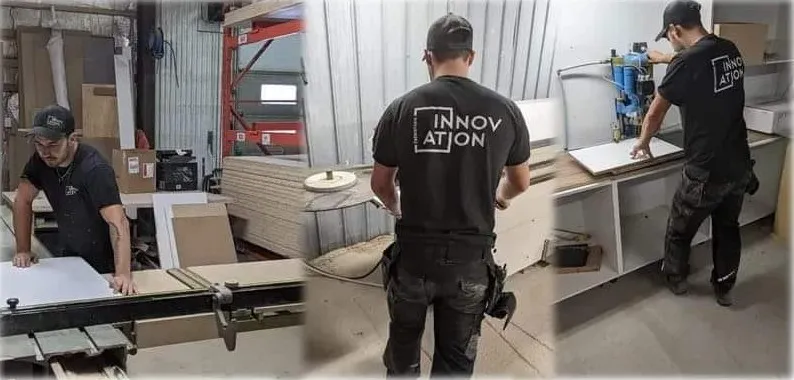 Un ébéniste au travail dans l'atelier d'Ébénisterie Innovation
